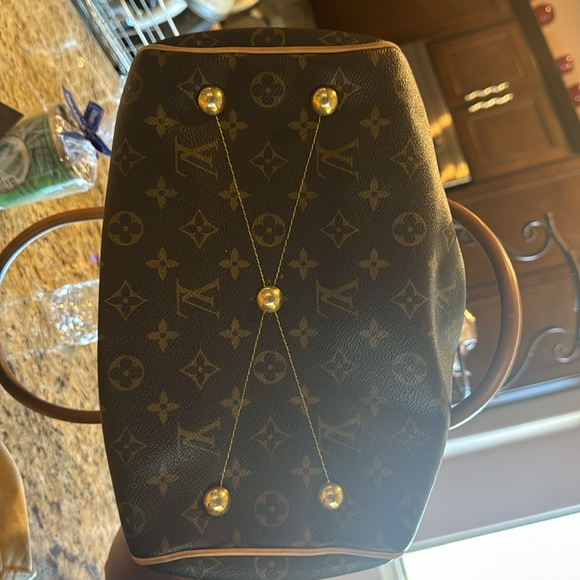 Louis Vuitton: Tivoli Leather Handbag - Picture 9 of 10